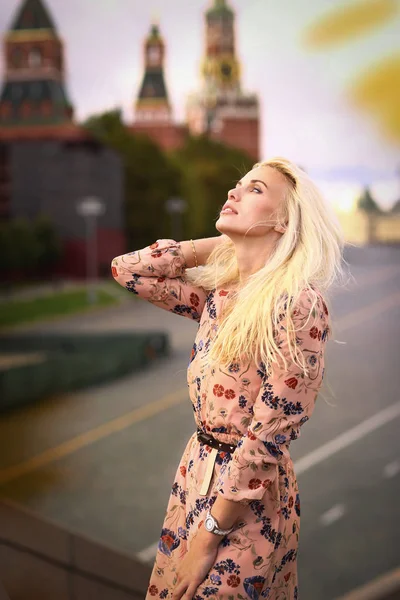 Blond Modèle Mode Russe Fille Gros Plan Photo Sur Fond — Photo