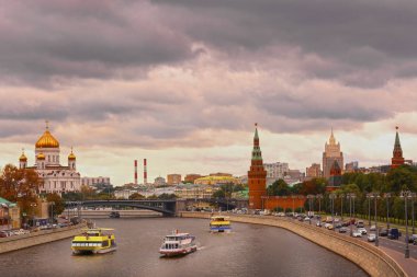Moskova Merkezi nehir peyzaj ile gemi tekne ve köprü yaz yatay fotoğraf