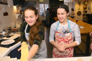 Moskova, Rusya, 21 Kasım 2017: Moskova okul döneminin sonunda ana sınıfı - mutlu olay, makarna mutfak üzerinde kimliği belirsiz genç çocuklar ayrılmış.