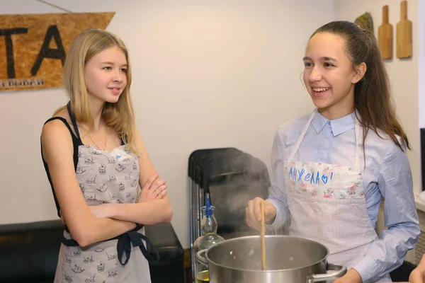 Moskva Ryssland November 2017 Oidentifierade Tonåringen Barn Matlagning Pasta Kulinariska — Stockfoto