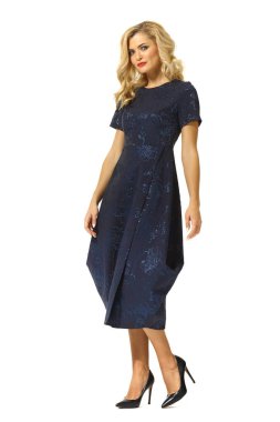 sarışın kadın yönetici resmi kolsuz mavi dantel poz tam vücut uzunluğu üzerinde beyaz izole yüksek topuklu stiletto ayakkabı elbise