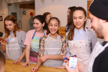Moskova, Rusya, 21 Kasım 2017: Moskova okul döneminin sonunda ana sınıfı - mutlu olay, makarna mutfak üzerinde kimliği belirsiz genç çocuklar ayrılmış.