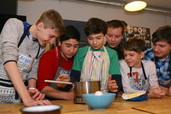 Moskva Ryssland November 2017 Oidentifierade Tonåringen Barn Matlagning Pasta Kulinariska — Stockfoto