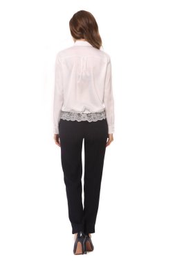 beyaz resmi bluz ve siyah pantolon yüksek topuklu stiletto Ayakkabı tam vücut uzunluğu üzerinde beyaz arkadan görünüm izole poz Genç beyaz iş kadın yürütme