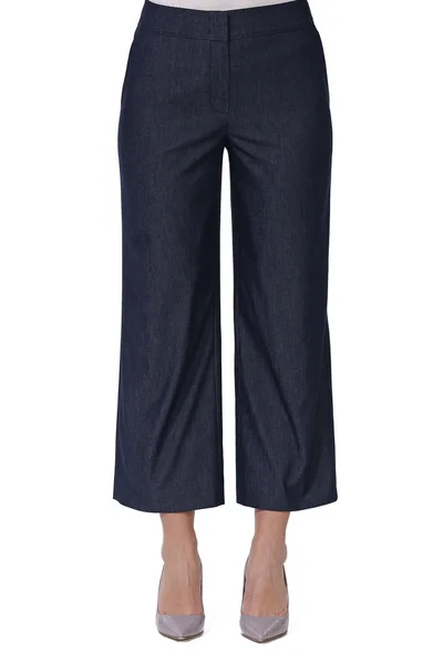Spodnie Jeans Culottes Model Nogi Białe Szpilki Gołymi Palcami — Zdjęcie stockowe