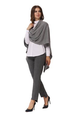 iş kadını yün şal şömine beyaz bluz resmi resmi pantolon yüksek topuklu ayakkabı yürüyüş üzerinde beyaz izole tam vücut fotoğraf