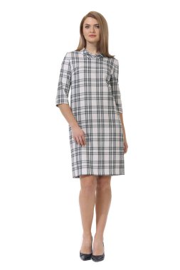 resmi damalı elbise ve stiletto yüksek topuklu ayakkabı tam vücut fotoğraf beyaz izole iş kadını