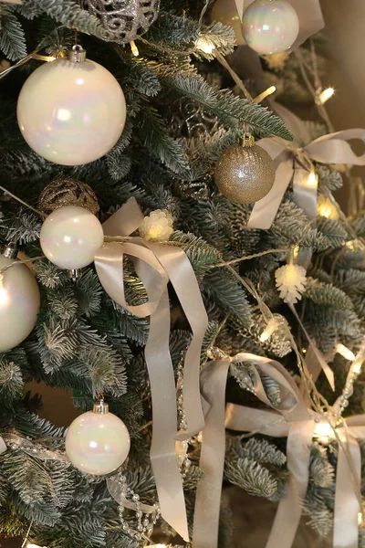 Weihnachtsbaum Dekoriert Mit Kugeln Bänder Und Girlanden Nahaufnahme Foto — Stockfoto