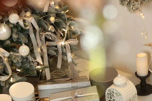 Şeritler Baubles Ile Süslenen Noel Ağacı Garlandas Fotoğrafını Ekrana Kapatın — Stok fotoğraf