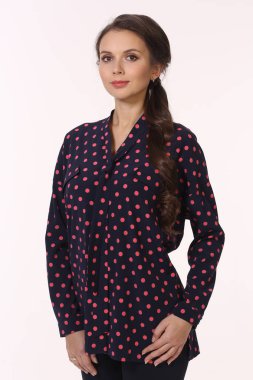 yazdırılan polka dot resmi blousoe n modeli yakın fotoğraf üzerinde beyaz izole kesmek