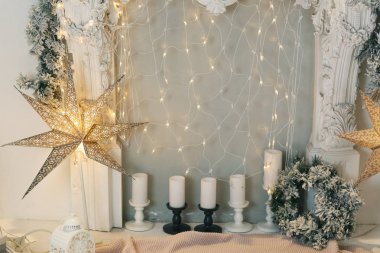 chriatmas hediye kutuları arka plan garlandas ışıkları ile gümüş