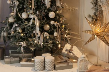 chriatmas hediye kutuları arka plan garlandas ışıkları ile gümüş