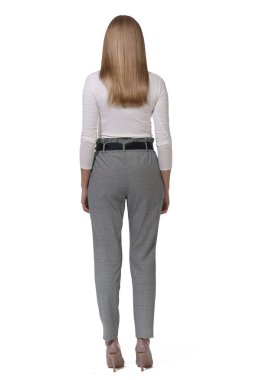 sarışın kadın yönetici beyaz bluz poz pantolon yüksek topuklu stiletto Ayakkabı tam vücut uzunluğu üzerinde beyaz izole kontrol