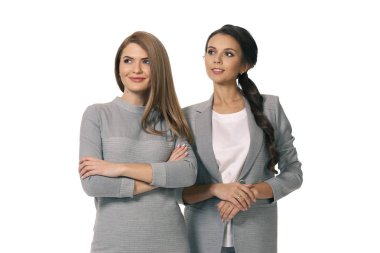 İki sarışın moda model iş kadın resmi parti elbiseleri yakın çekim fotoğraf üzerinde beyaz izole