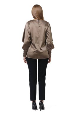 sarışın kadın çift uzun kollu poz bluz ve kot yüksek topuklu stiletto Ayakkabı tam vücut uzunluğu üzerinde beyaz izole yazdırma