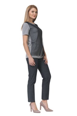 sarışın kadın yönetici kısa poz kollu yazdırma t-shirt ve kot yüksek topuklu stiletto Ayakkabı tam vücut uzunluğu üzerinde beyaz izole