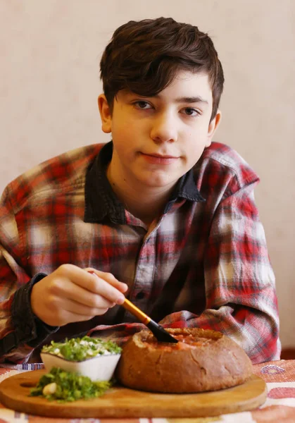 Adolescente Comiendo Cocina Tradicional Rusa Sopa Remolacha Roja Borsch Con —  Fotos de Stock