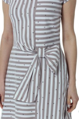 model kız yakın çekim üzerinde çizgili yaz elbise fotoğraf