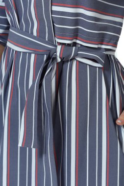 model kız yakın çekim üzerinde çizgili yaz elbise fotoğraf