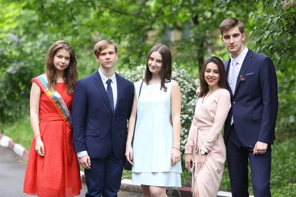 Moskva, Ryssland, May22, 2019: skolelev sista klass på högtidlig — Stockfoto