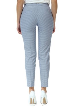 beyaz stiletto ile model bacaklar üzerinde çizgili kontrol pantolon 