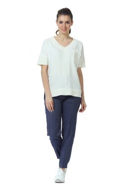 beyaz resmi bluz mavi kot tam vücut yürüyüş fotoğraf beyaz izole poz genç kafkas iş kadını yönetici