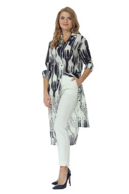 yaz kolsuz bluz uzun saçlı sarışın iş kadını 