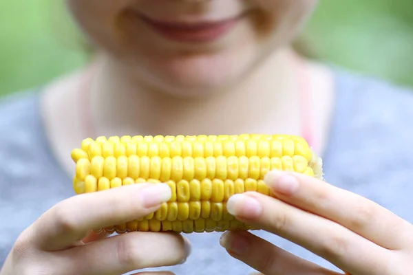 Tonåring flicka äter kokt majs COB närbild foto — Stockfoto