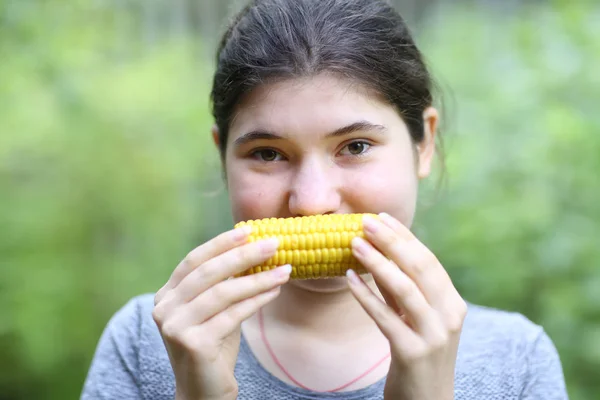 Tonåring flicka äter kokt majs COB närbild foto — Stockfoto