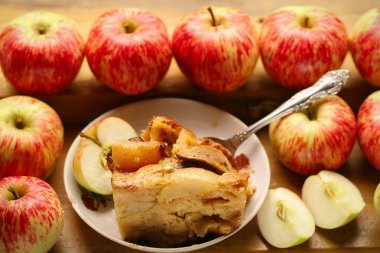 çiğ elma ülke tarzı s arasında taze pişmiş elmalı turta parçaları