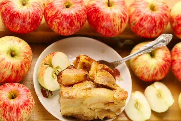 Pedaços de torta de maçã assada fresca entre maçãs cruas estilo country s — Fotografia de Stock
