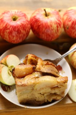 çiğ elma ülke tarzı s arasında taze pişmiş elmalı turta parçaları