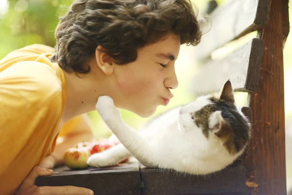 Chłopiec nastolatek z przytulić przytulać z kotem — Zdjęcie stockowe