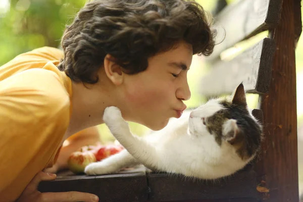 Adolescente chico con abrazo abrazo con gato — Foto de Stock