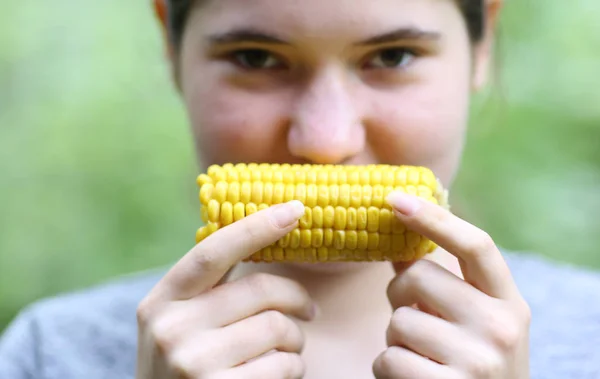 Tonåring flicka äter kokt majs COB närbild foto — Stockfoto