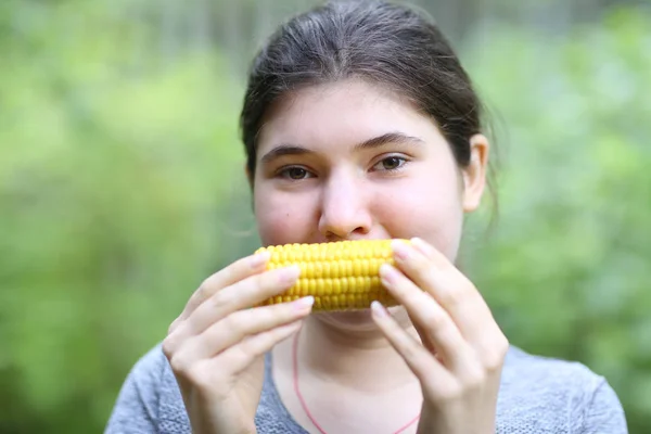 Tonåring flicka äter kokt majs COB närbild foto — Stockfoto