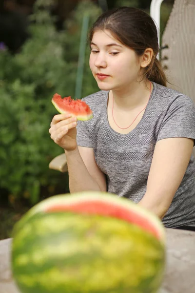 십대 소녀 먹고 잘라 물 멜론 조각 닫기 사진 — 스톡 사진