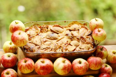 çiğ elma ülke tarzı s arasında taze pişmiş elmalı turta parçaları