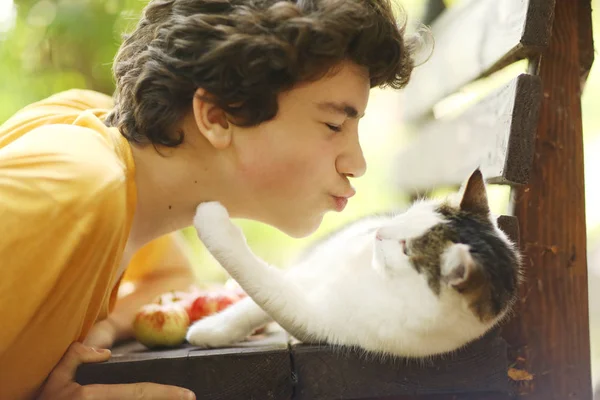 Adolescent băiat cu îmbrățișare îmbrățișare cu pisica — Fotografie, imagine de stoc