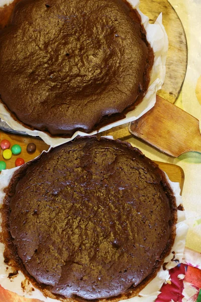Ciasto Chokolate do ciasta w procesie gotowania z murshmellow fil — Zdjęcie stockowe