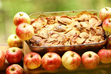 çiğ elma ülke tarzı s arasında taze pişmiş elmalı turta parçaları