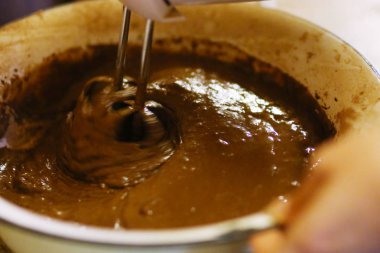 kasede mikser ile pişirme sürecinde kek için chokolate hamur