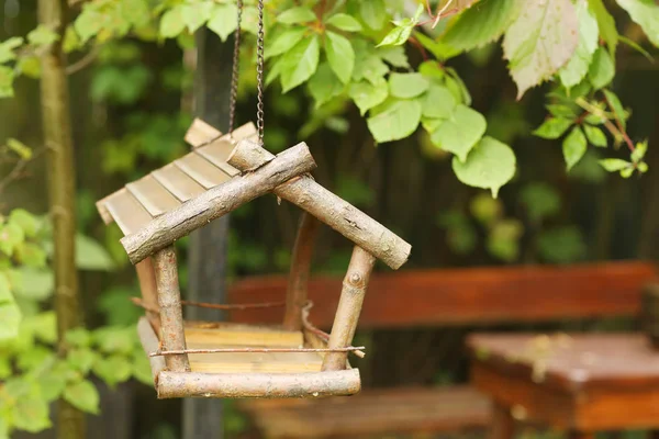 Beatuful paisagem jardim formal com alimentador de pássaros — Fotografia de Stock