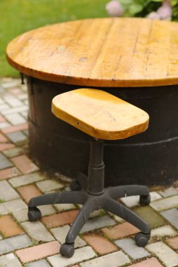 ortanca çiçekler, gladiolus, flox ve ahşap s ile resmi bahçe