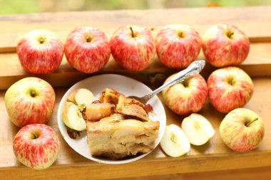çiğ elma ülke tarzı s arasında taze pişmiş elmalı turta parçaları