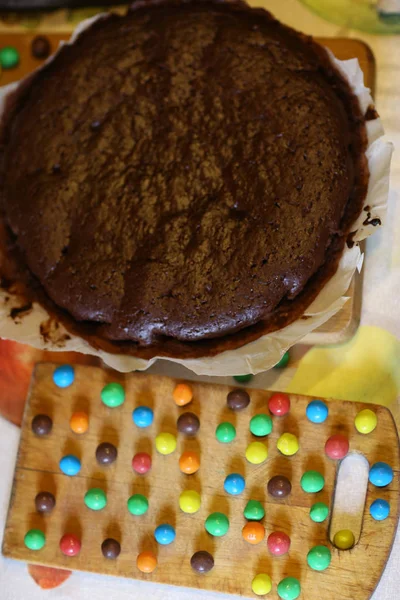 Masa del chokolate para la torta en proceso de cocción con fil del murshmellow — Foto de Stock