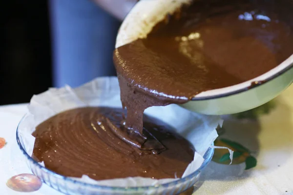 Pasta chokolate per torta nel processo di cottura con mixer in ciotola — Foto Stock