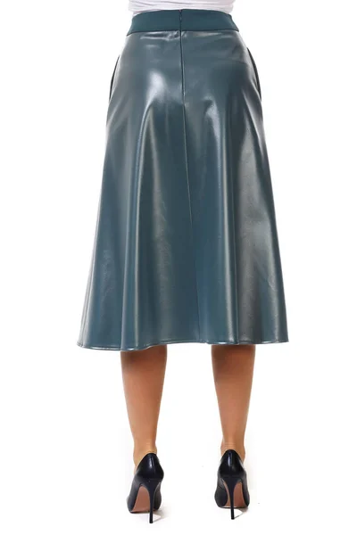 Gris brillante falda larga con cinturón de corte foto de cerca en el modelo en —  Fotos de Stock