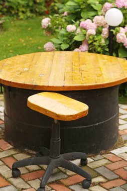 ahşap masa ve dışkı yakın ile beatuful resmi bahçe tasarımı 