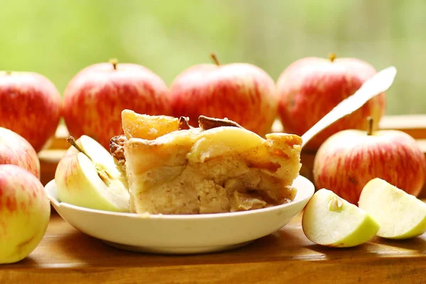 Pedaços de torta de maçã assada fresca entre maçãs cruas estilo country s — Fotografia de Stock